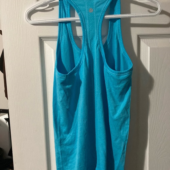 Lululemon - blue workout tank top - no size (guessed + could maybe fit a L) - Picture 2 of 2